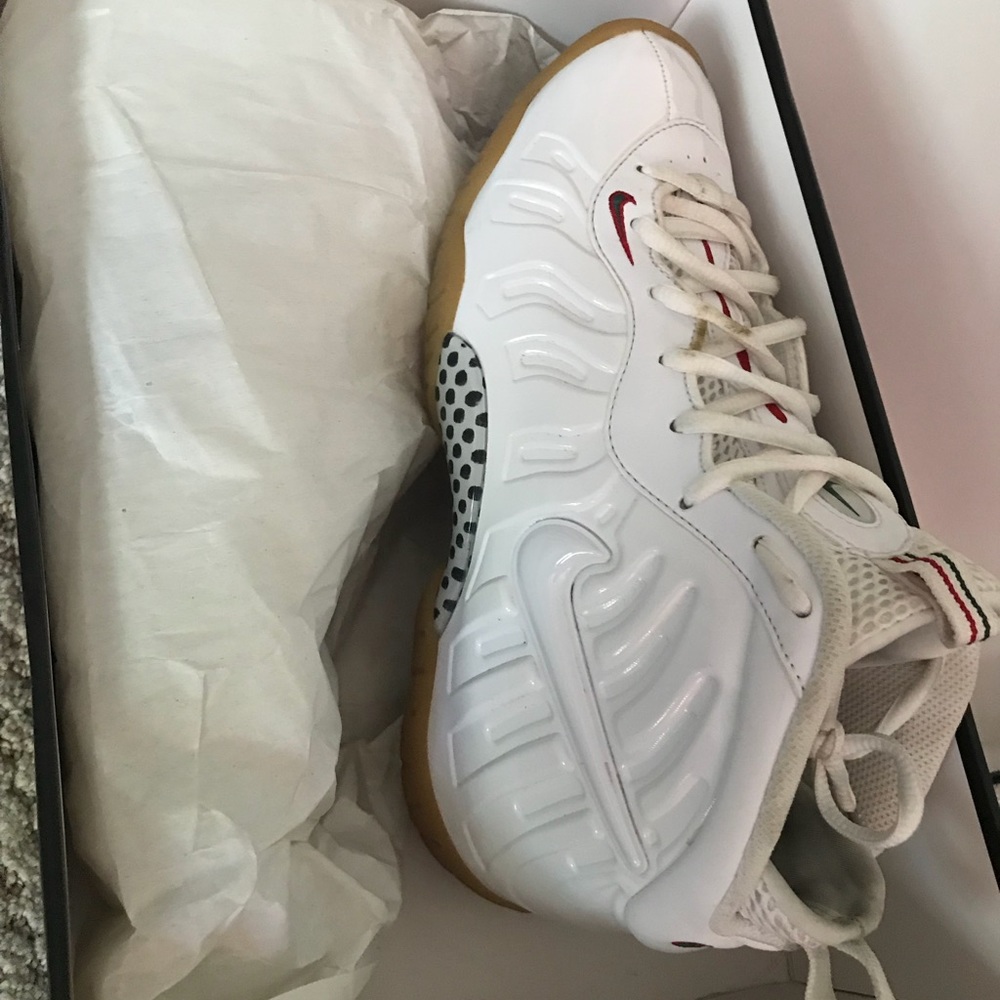 White gucci foams